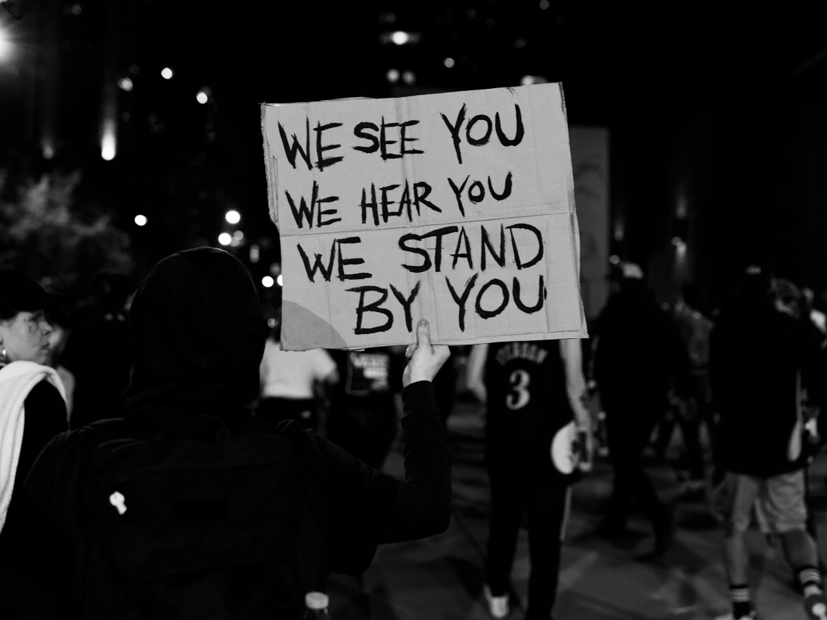 5 chanteurs censurés pour leurs paroles engagées : portraits d’artistes en&nbsp;résistance