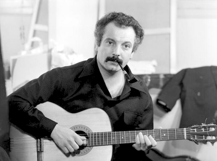 Georges Brassens : son parcours libertaire et ses 5 chansons les plus puissantes.