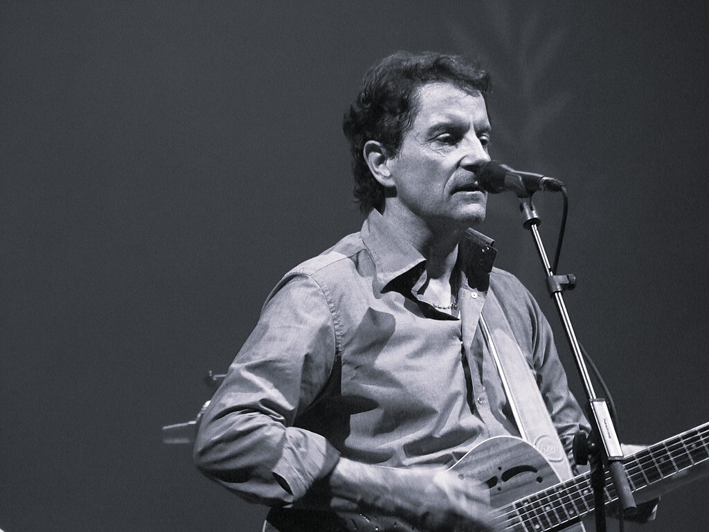 Francis Cabrel en noir et blanc, auteur-compositeur de la chanson française engagée.