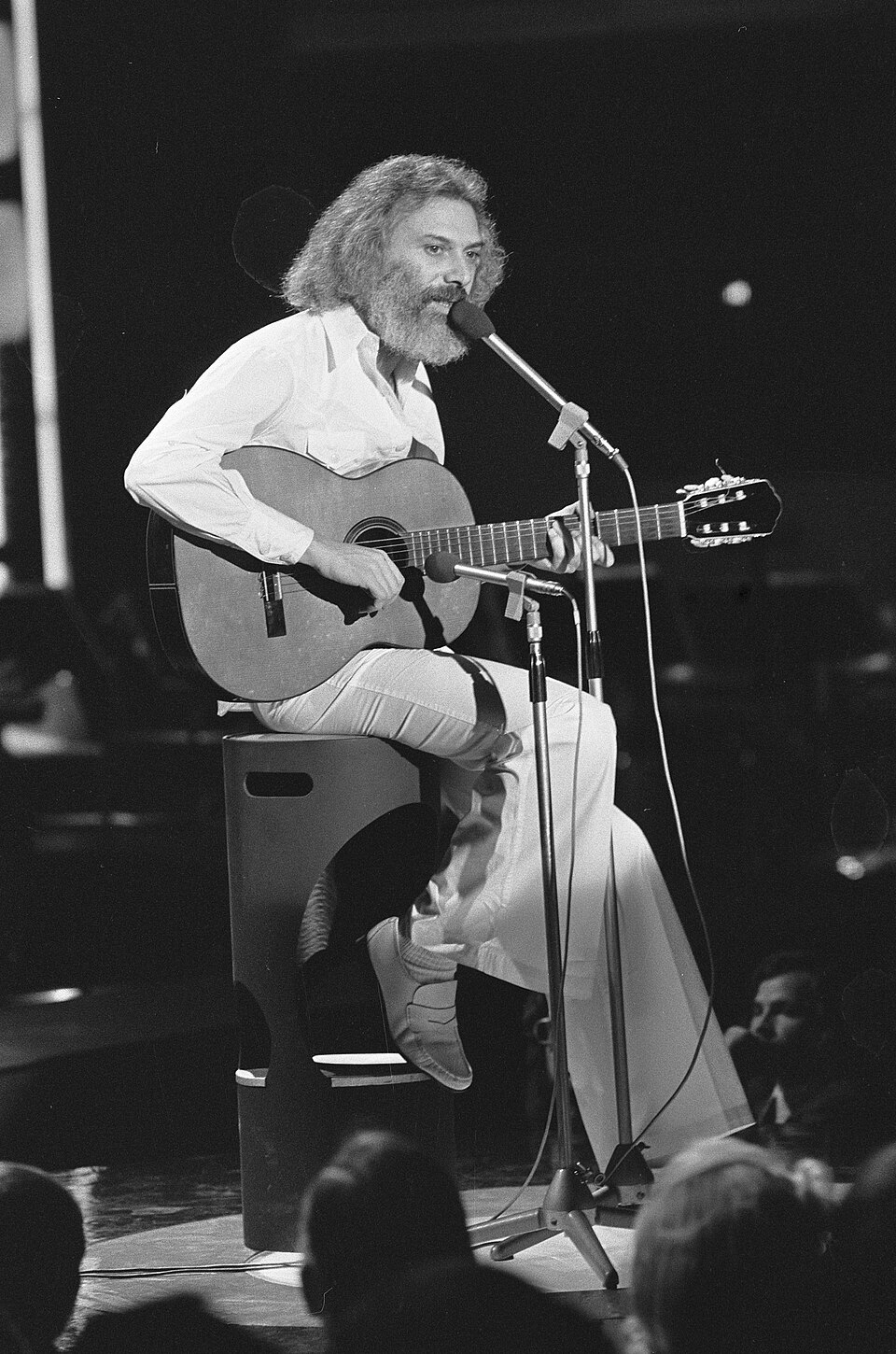 Portrait-Georges-Moustaki-chanteur-engage-le-meteque-guitare