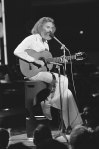 Portrait-Georges-Moustaki-chanteur-engage-le-meteque-guitare